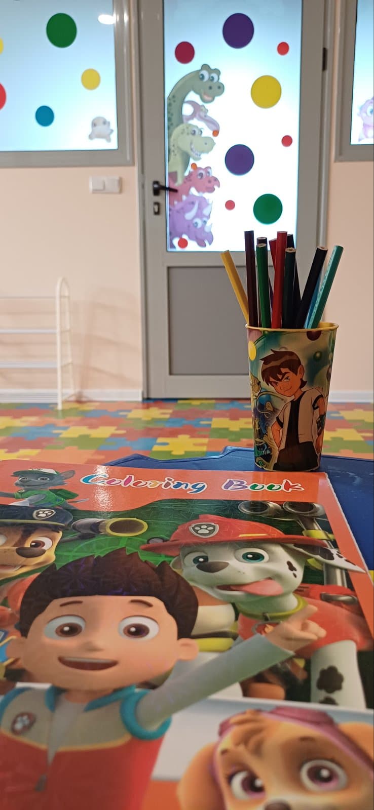 Книжка за оцветяване и цветни моливи на детска маса