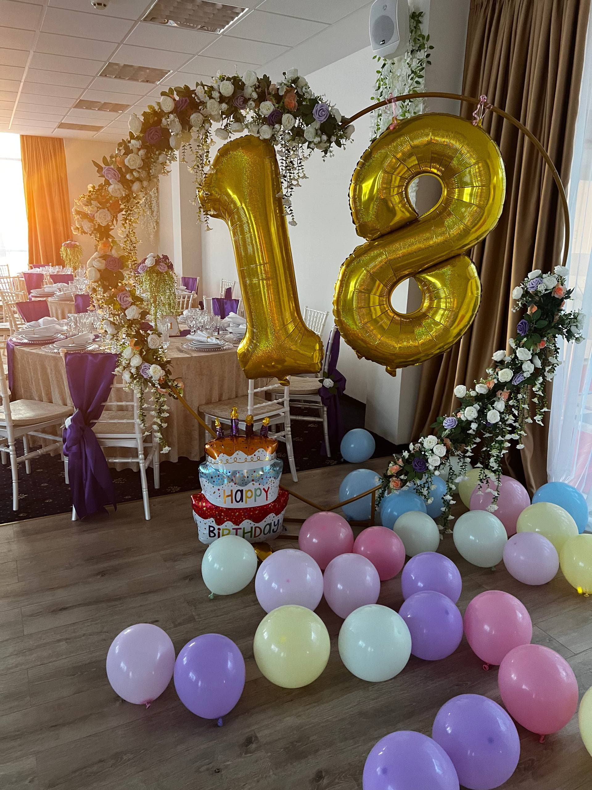 Златни балони с числото 18, цветна арка и пастелни балони